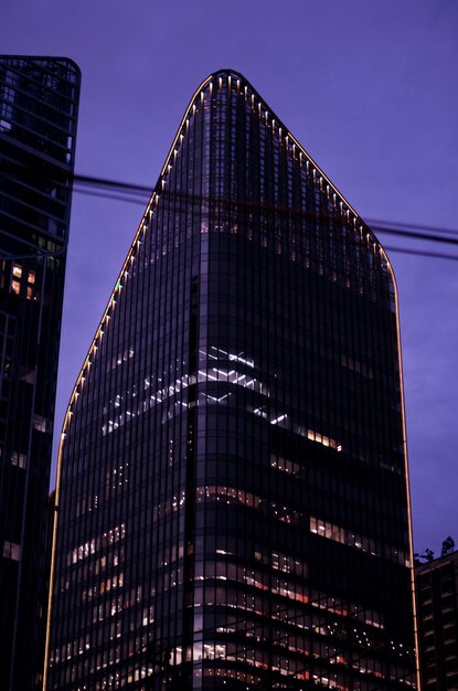 Photo low angle view of building in city at night