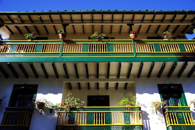 Photo low angle view of building in city