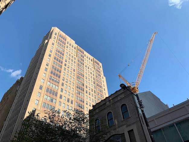 Photo low angle view of building under construction against blue sky