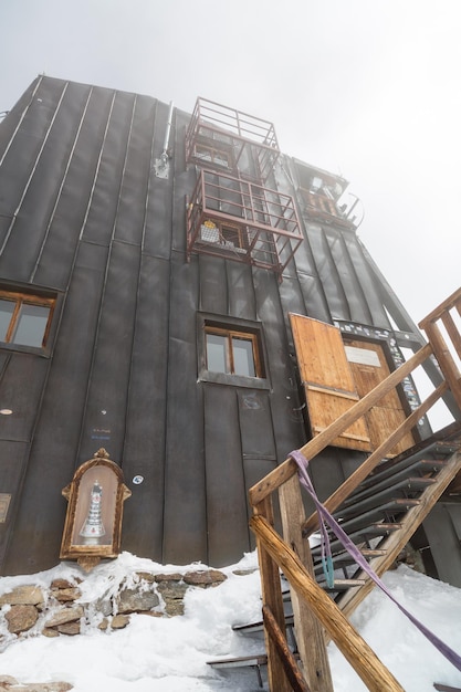 Photo low angle view of building under construction against sky during winter