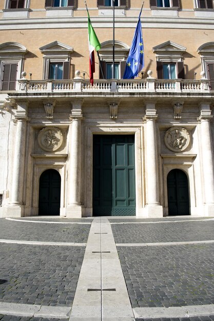 Foto vista a basso angolo della facciata dell'edificio