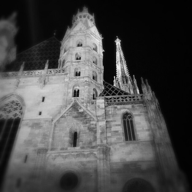 Photo low angle view of building at night