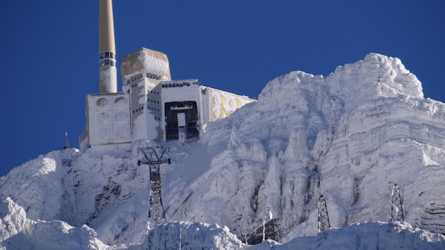 冬の雪に覆われた山の建物の低角度の景色