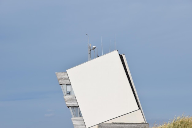 Foto vista a basso angolo dell'edificio con torre di comunicazione contro un cielo limpido