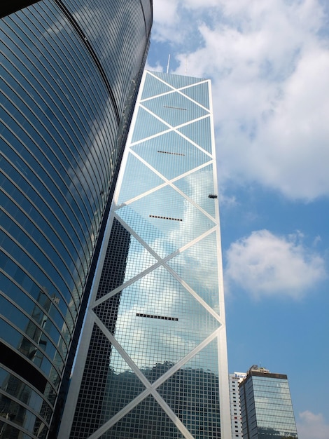 Photo low angle view of building with reflection of clouds