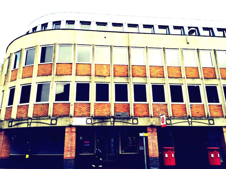 Photo low angle view of building with windows