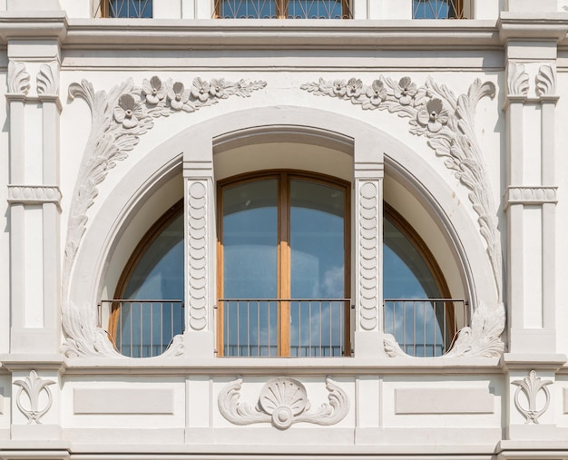 Foto vista dell'edificio ad angolo basso