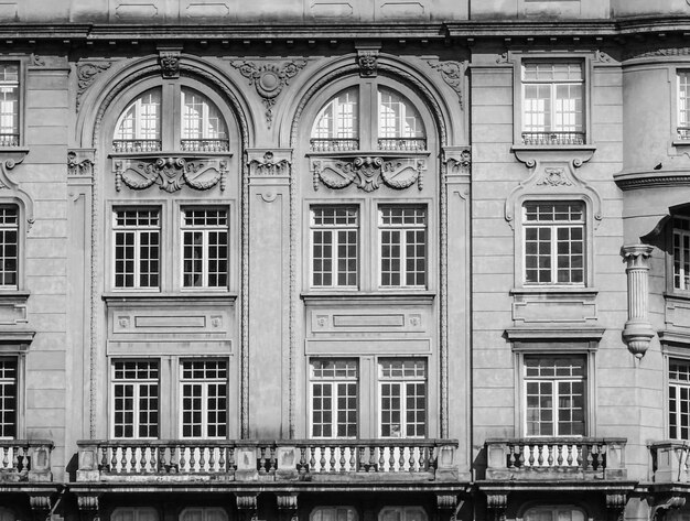 Foto vista dell'edificio ad angolo basso