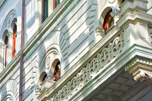 Foto vista dell'edificio ad angolo basso