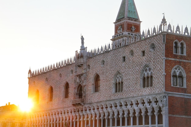 Foto vista dell'edificio ad angolo basso