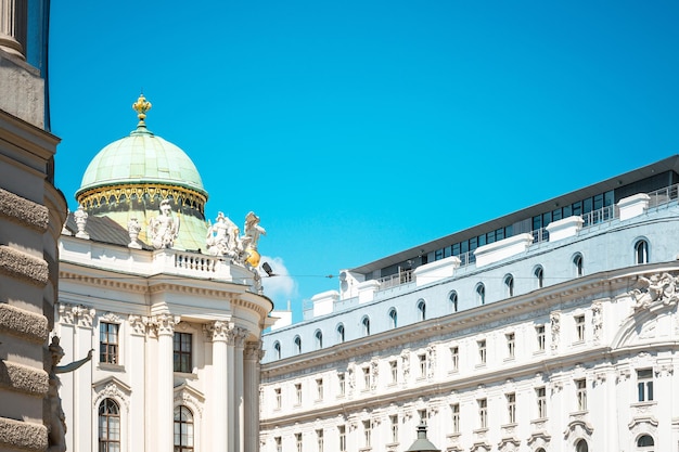 Foto vista dell'edificio ad angolo basso