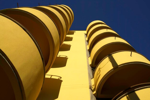 Vista dell'edificio ad angolo basso