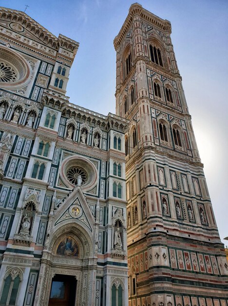 Foto vista ad angolo basso di un edificio