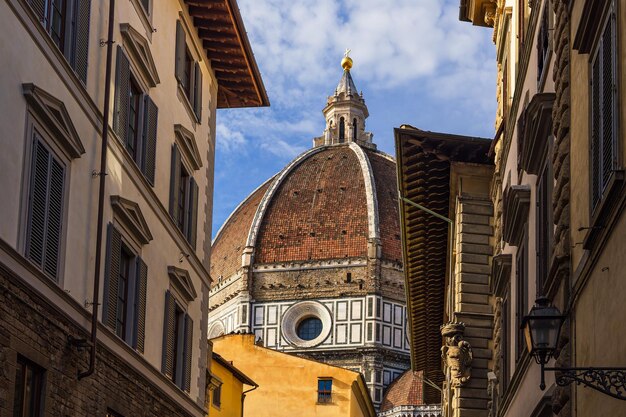 Foto vista dell'edificio ad angolo basso