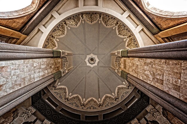 Foto vista ad angolo basso di un edificio