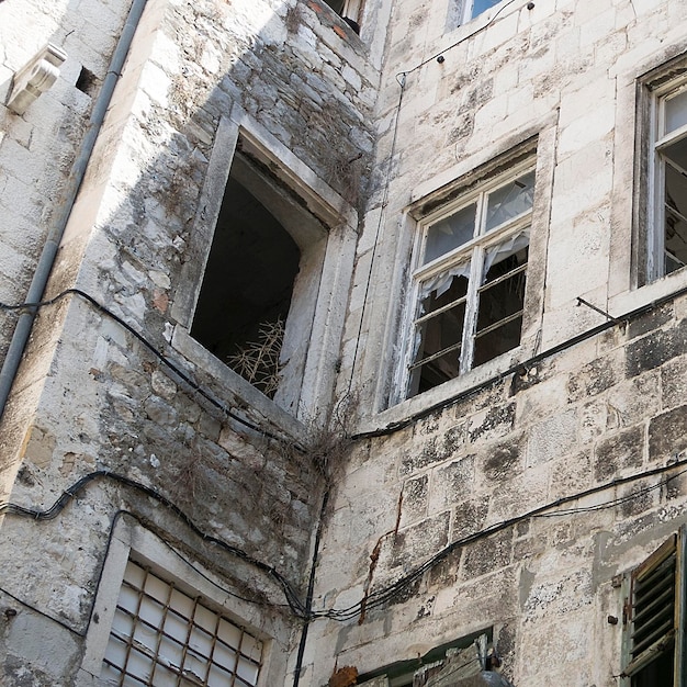 Foto vista dell'edificio ad angolo basso