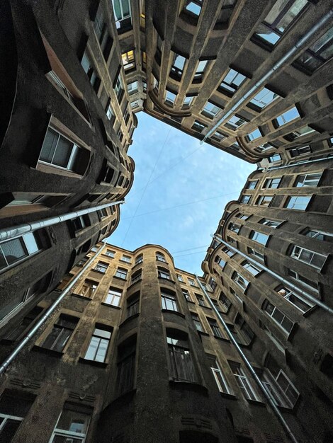 Foto vista dell'edificio ad angolo basso