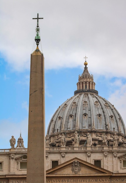 Foto vista ad angolo basso di un edificio