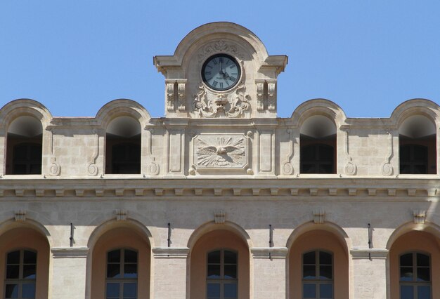 Foto vista dell'edificio ad angolo basso