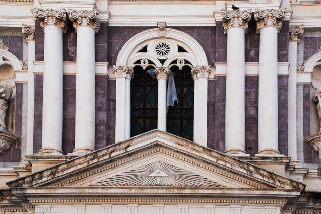 Foto vista dell'edificio ad angolo basso