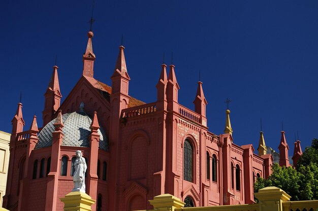 Photo low angle view of buildings against blue sky