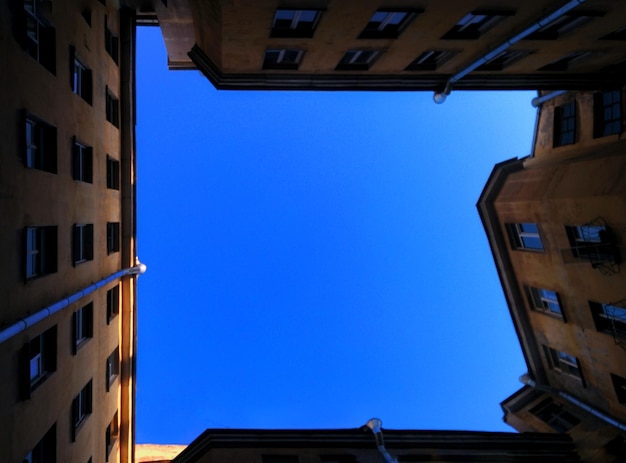 Foto vista ad angolo basso degli edifici contro il cielo blu