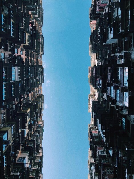 Photo low angle view of buildings against blue sky