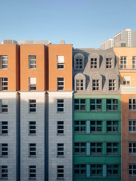 Photo low angle view of buildings against blue sky