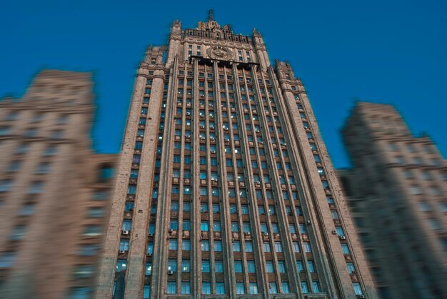 Foto vista ad angolo basso degli edifici contro il cielo blu