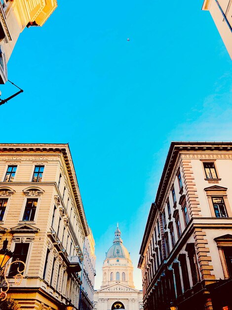 Photo low angle view of buildings against blue sky