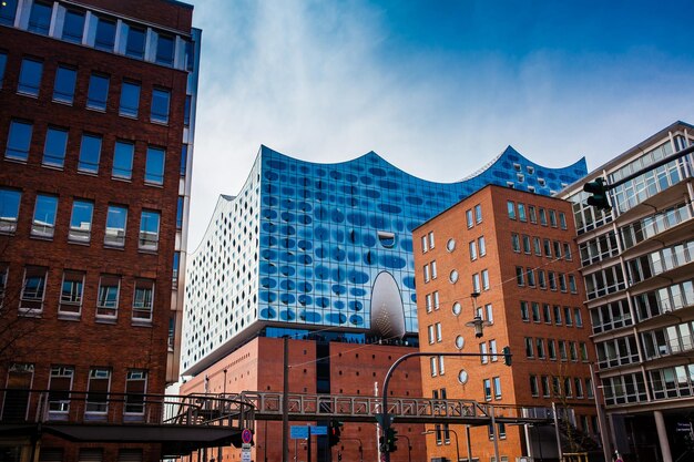 Photo low angle view of buildings against blue sky