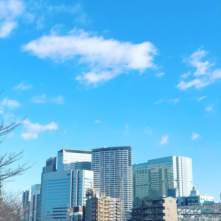 Photo 青い空を背景にした建物の低角度の景色