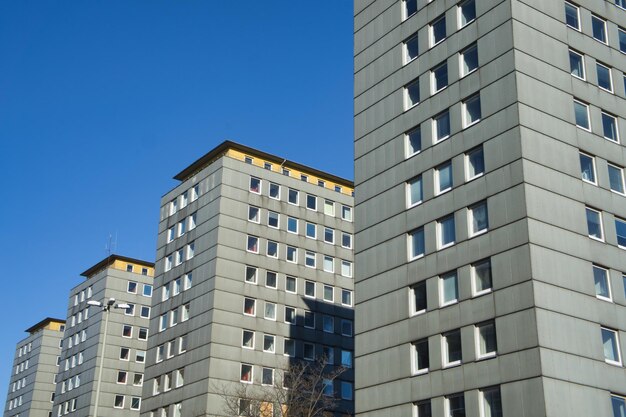 Foto vista a basso angolo degli edifici contro un cielo blu limpido