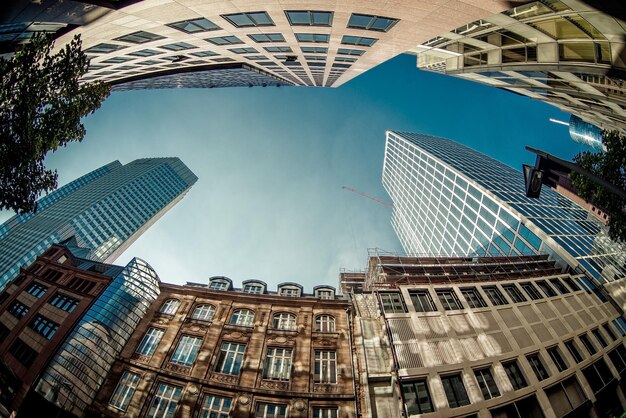 Foto vista a basso angolo degli edifici contro un cielo blu limpido