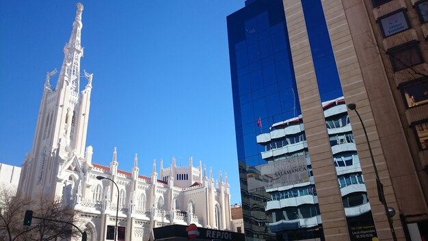 Foto vista a basso angolo degli edifici contro un cielo blu limpido