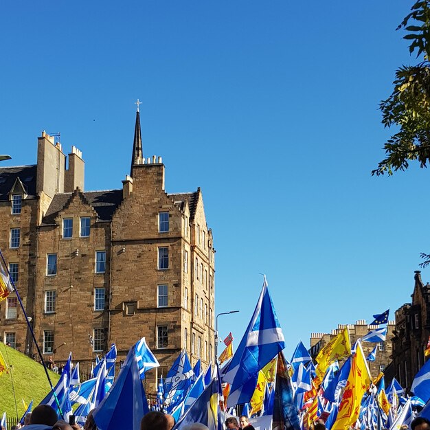 Photo low angle view of buildings against clear blue sky