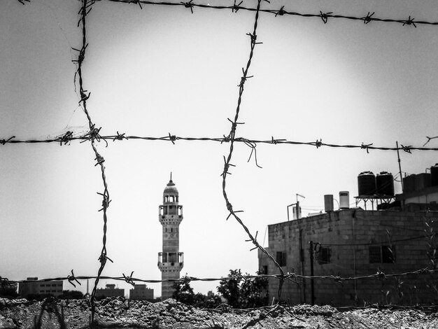 Foto vista a basso angolo degli edifici contro un cielo limpido