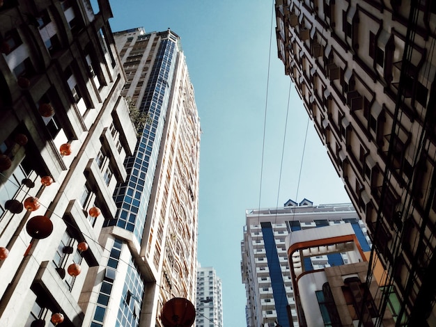 明るい空を背景にした建物の低角度の景色