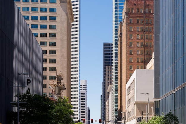 Photo low angle view of buildings against clear sky