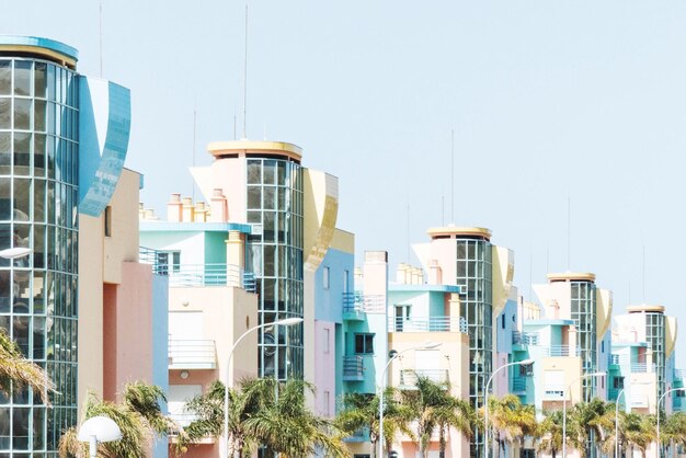 Photo low angle view of buildings against clear sky