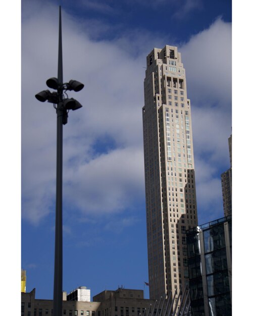 Vista ad angolo basso degli edifici contro un cielo nuvoloso