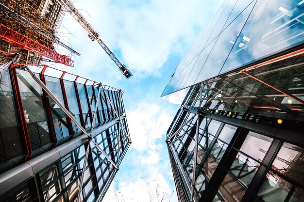 Photo low angle view of buildings against cloudy sky