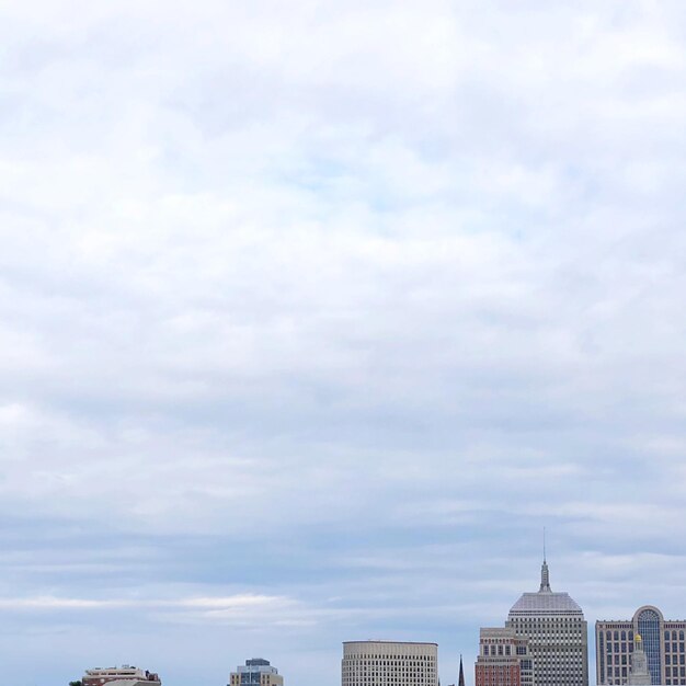 雲の空を背景にした建物の低角度の景色