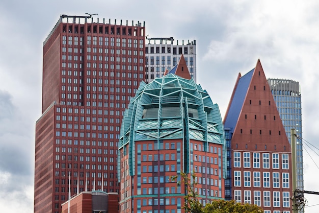 Photo low angle view of buildings against cloudy sky