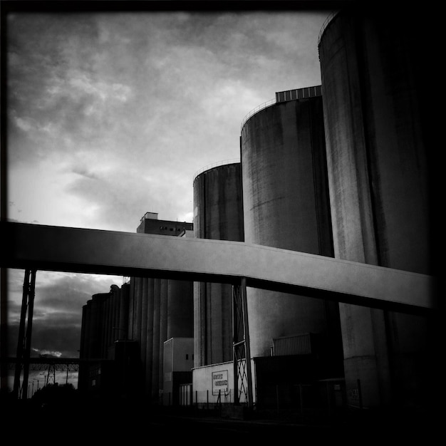 Photo low angle view of buildings against cloudy sky