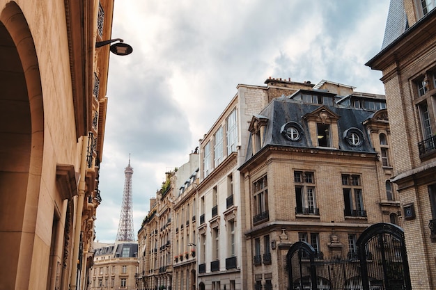 Foto vista a basso angolo degli edifici contro un cielo nuvoloso