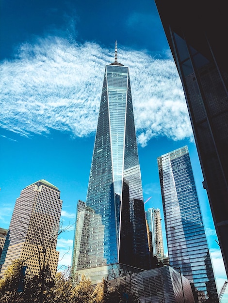 Photo low angle view of buildings against cloudy sky