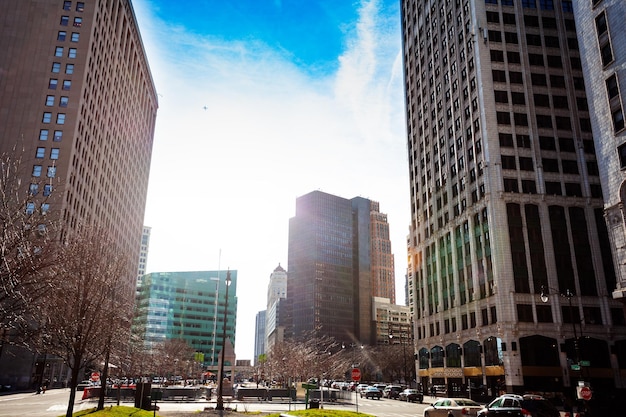 Photo low angle view of buildings against sky in city