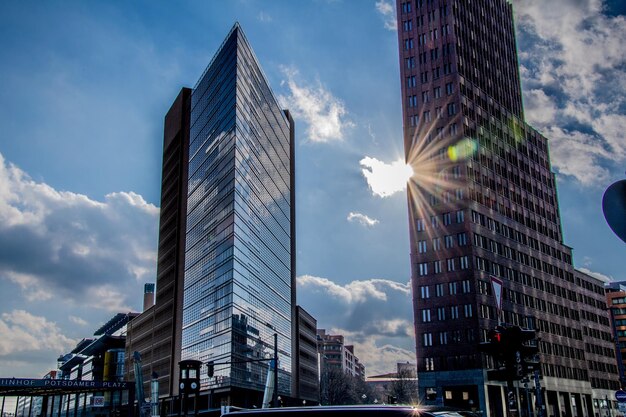 Photo low angle view of buildings against sky in city