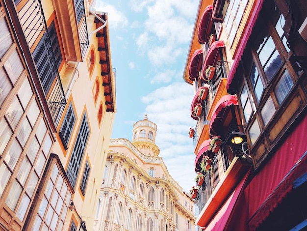 Foto vista ad angolo basso degli edifici contro il cielo in città